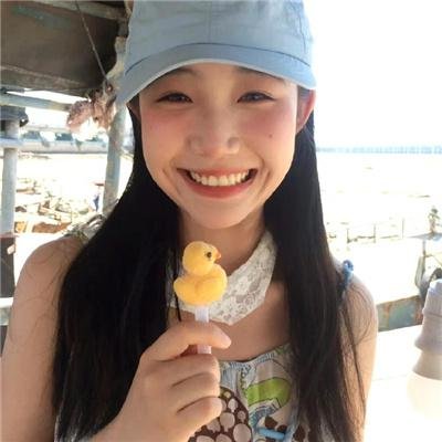 照片中的女孩
